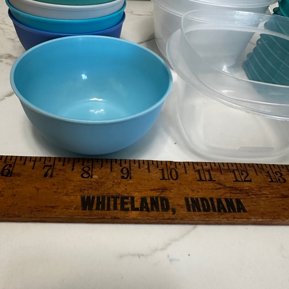 18 pieces. New 8 Plastic Snack bowls and 10 Rubbermaid storage containers. - Picture 4 of 7